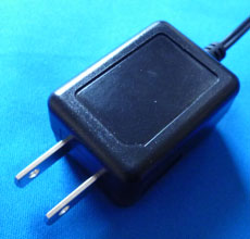 停電監視用ショートメール通報装置のACアダプターの電源供給が止まると内蔵バッテリの電力を使って停電発生のショートメールを発信します。